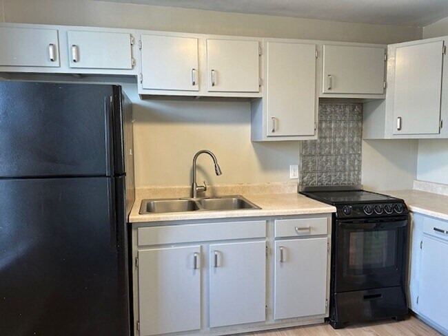 Foto del edificio - 2nd Floor 2 Bed 1 Bath Apartment For Rent ...