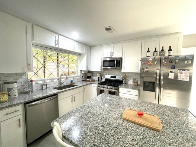 Foto del edificio - 709 Blue Grass Dr