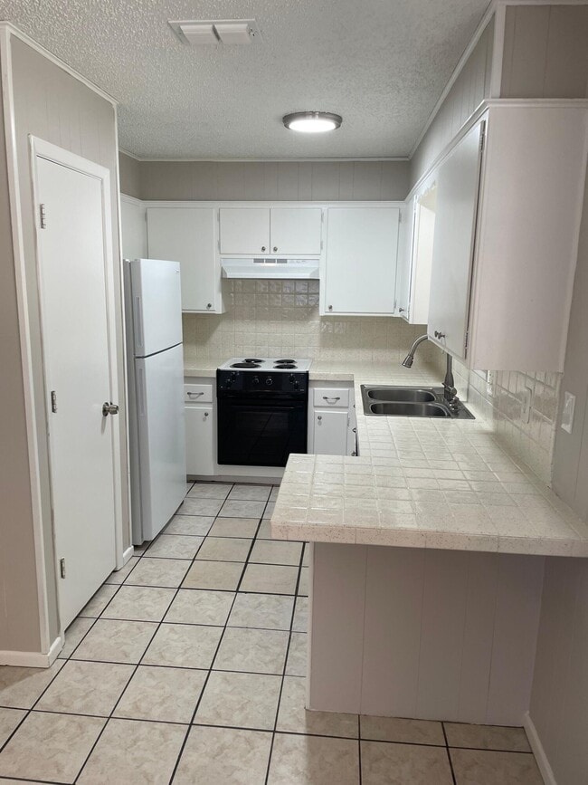 Building Photo - 3440 70th Dr