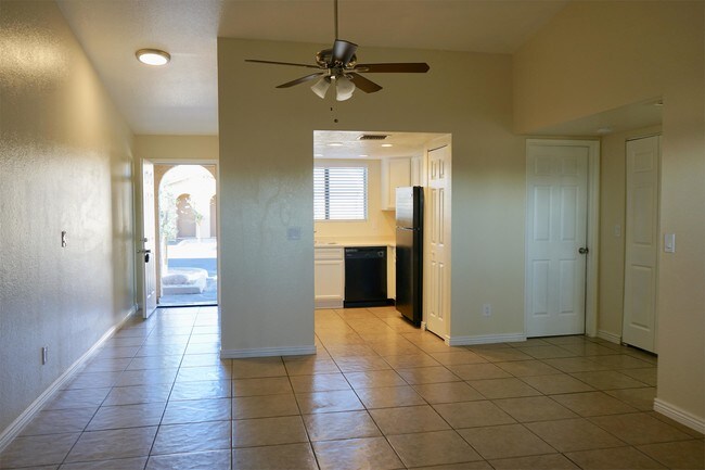 Foto del edificio - 2424 E Grandview Rd