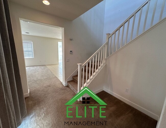 Building Photo - Spacious and Stylish 4-Bedroom Home in Des...