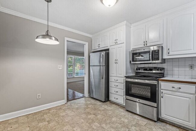 Foto del edificio - McLeansville - Minutes from Elon & Greensboro! Brick Duplex on a few Acres, Den, SS Appliances, F...