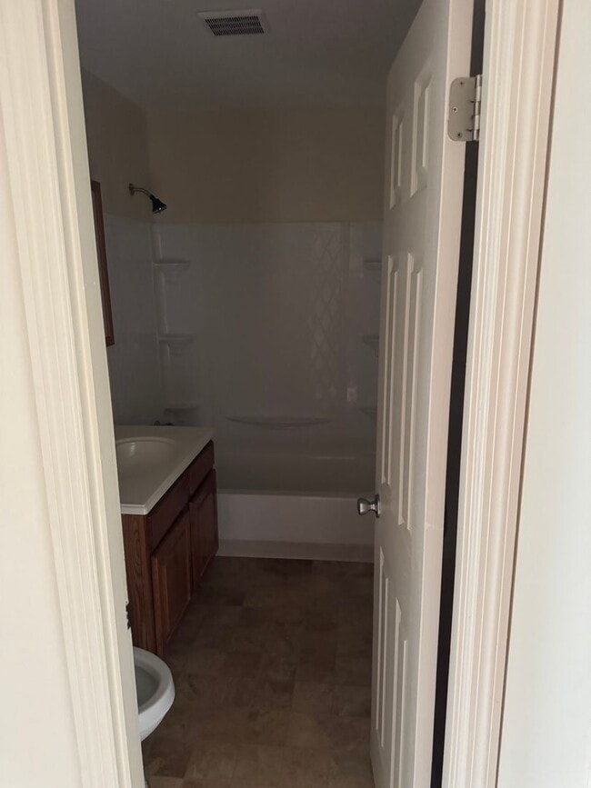 Building Photo - 2 bedroom 1.5 bath townhome near Mercyhurs...