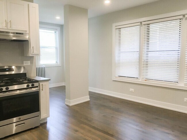 Foto del edificio - 4951 N Oakley Ave