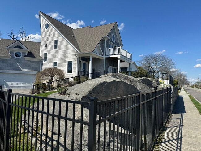 Building Photo - 807 Pequot Ave
