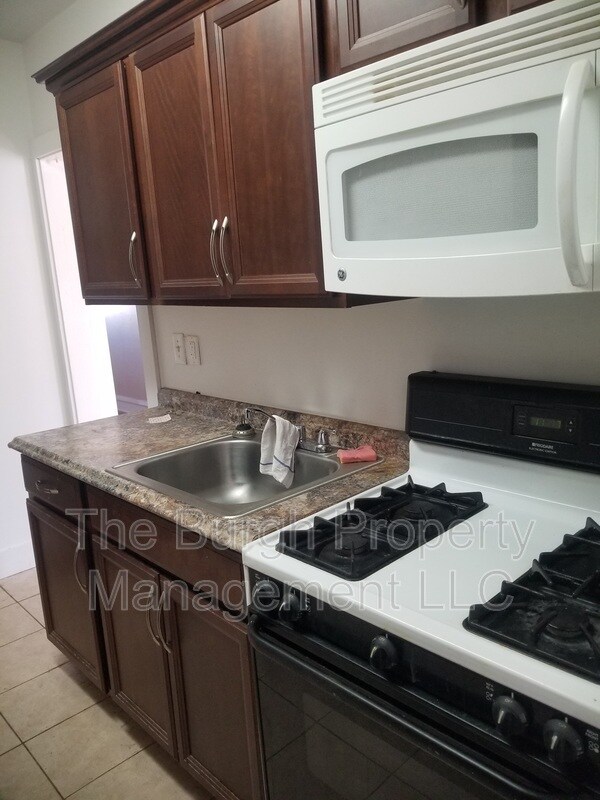 Foto del edificio - 2985 Belrose Ave