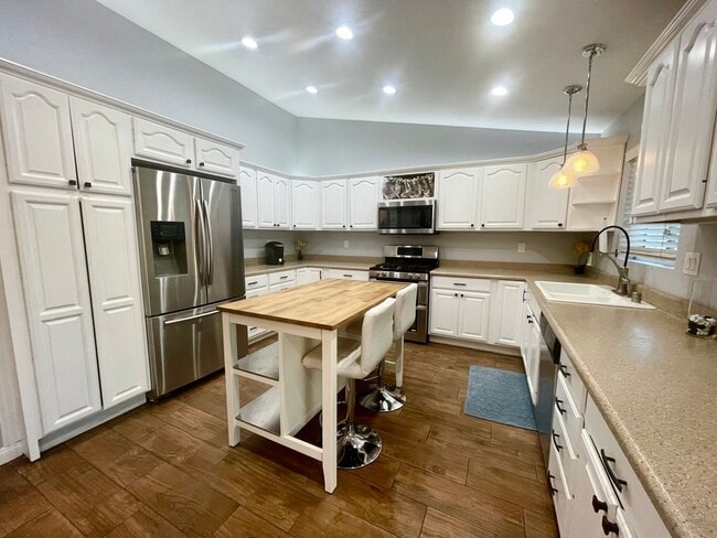 Building Photo - AVAILABLE NOW!! Beautiful 3 Bed 2 Bath Corner Lot Cathedral City Home!