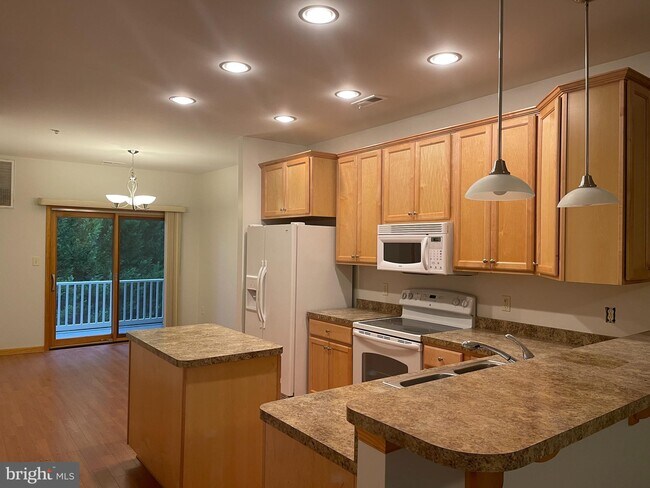 Foto del edificio - 22565 Chickadee Circle