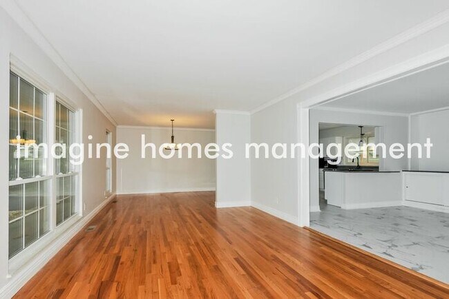 Building Photo - 3 Bed 2 Bath, Pet-friendly Home Near Parkw...