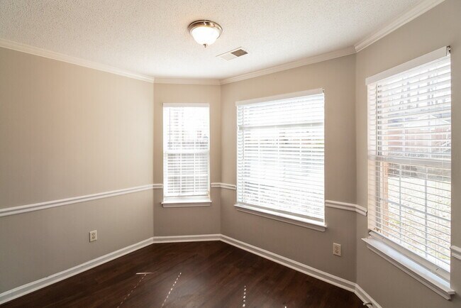 Foto del edificio - 9807 Pigeon Roost Park Cir