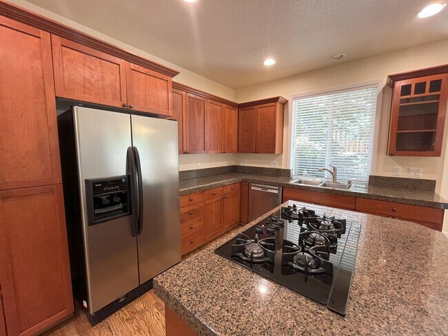 Foto del edificio - Elegant 5-Bedroom + Bonus Room Home with M...