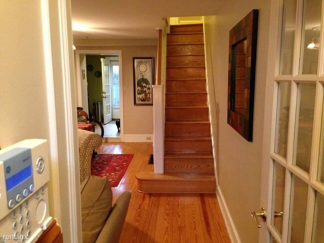 Building Photo - 2 br, 1.5 bath Apartment - 2214 Montrose St