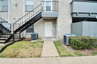 Building Photo - 9700 Leawood Blvd