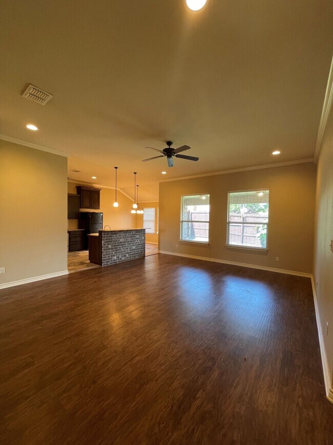 Building Photo - Beautiful 3-bed/2-bath with garage!