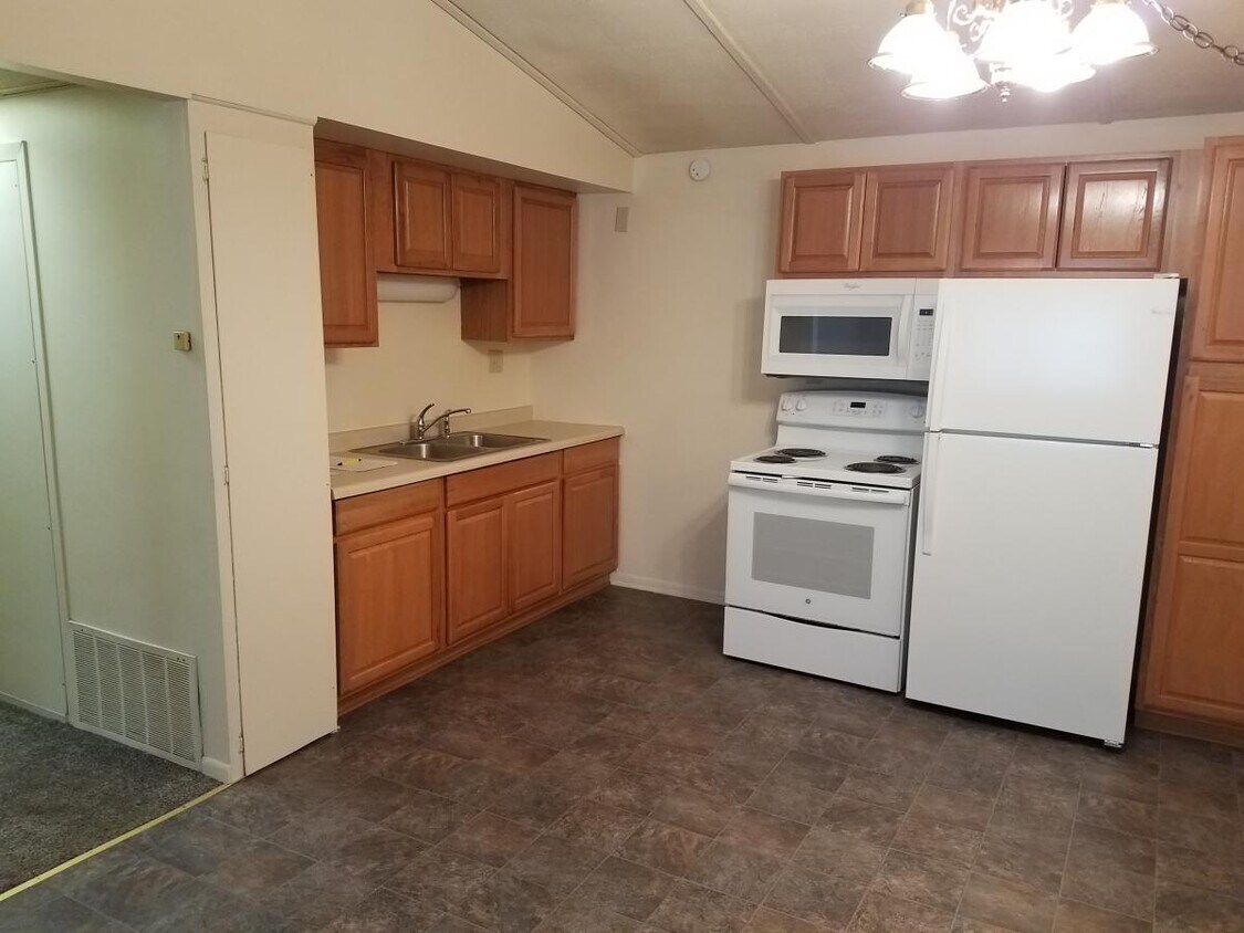 306 E Henry St Unit 4, Atkinson, IL 61235 Apartments in Atkinson, IL