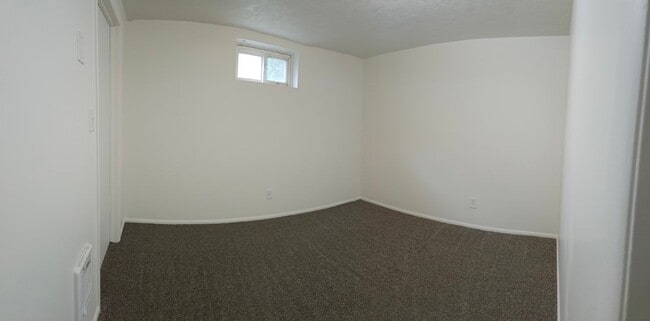 Building Photo - Hen-269