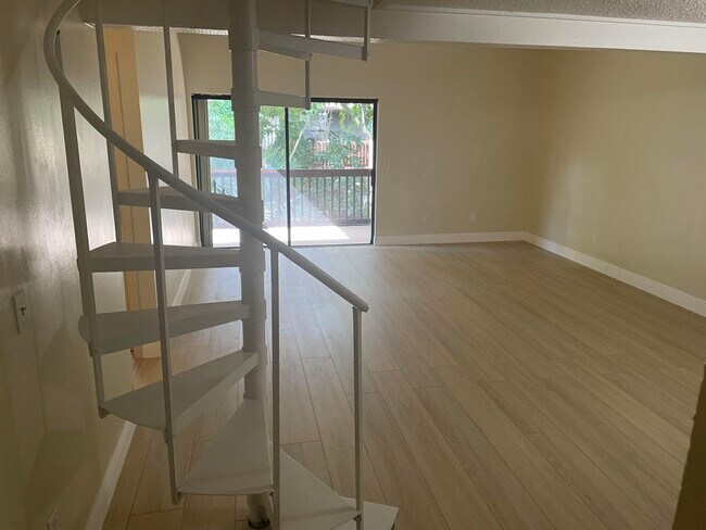 Building Photo - 2204 Lakeview Dr W