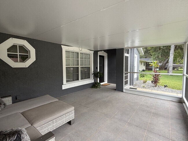 Building Photo - Beautifully updated 3-bedroom, 2-bath home