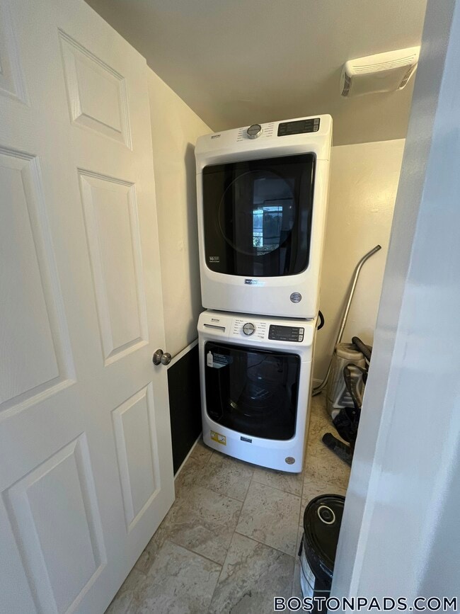 Building Photo - 38 Forest St