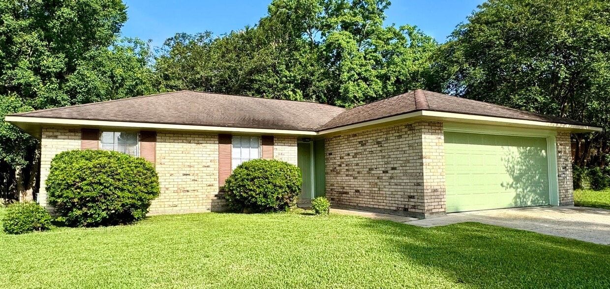 Cute 3BR/2BA Home with Garage & Fenced Yar... - Cute 3BR/2BA Home with Garage & Fenced Yar...