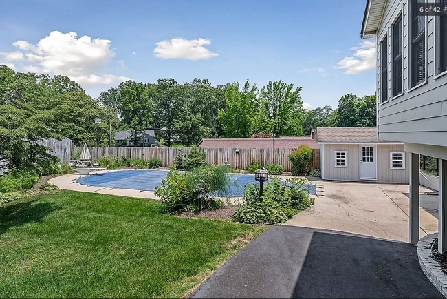 Building Photo - 570 E 6th St