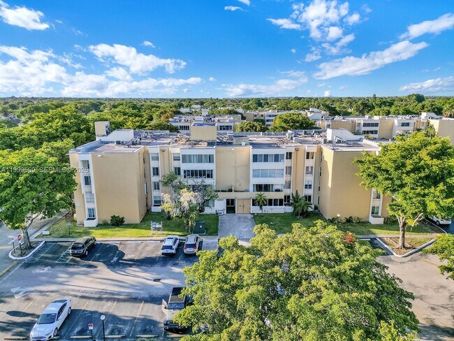 Foto del edificio - 6841 SW 147th Ave