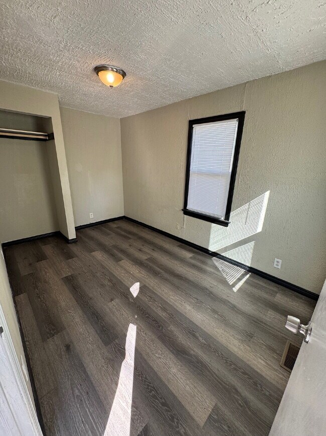 Foto del edificio - 2 Bedroom, 1 Bathroom with fenced yard, and is centrally located in Wichita Ks