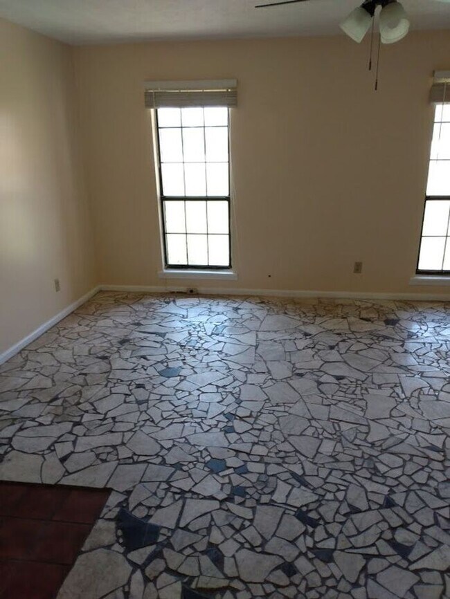 Building Photo - Peaceful quiet country living, cute 3/2 Br...