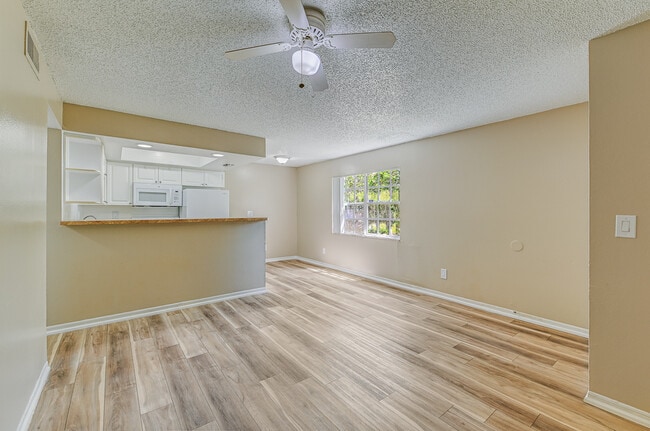 Building Photo - Green Oaks Apartments