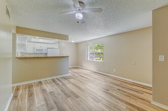 Building Photo - Green Oaks Apartments