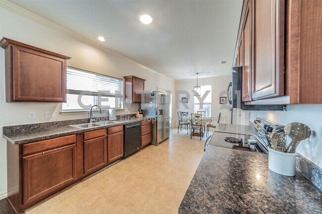 Building Photo - Meticulously Maintained 2-Story 3/2.5/2 in...