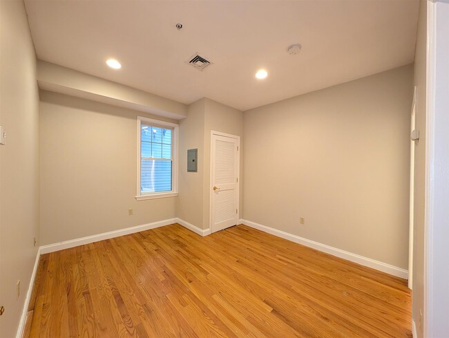 Building Photo - 470 Green St