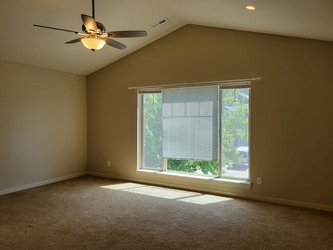 Building Photo - Spacious 4 Bedroom House Near Riverview Pa...