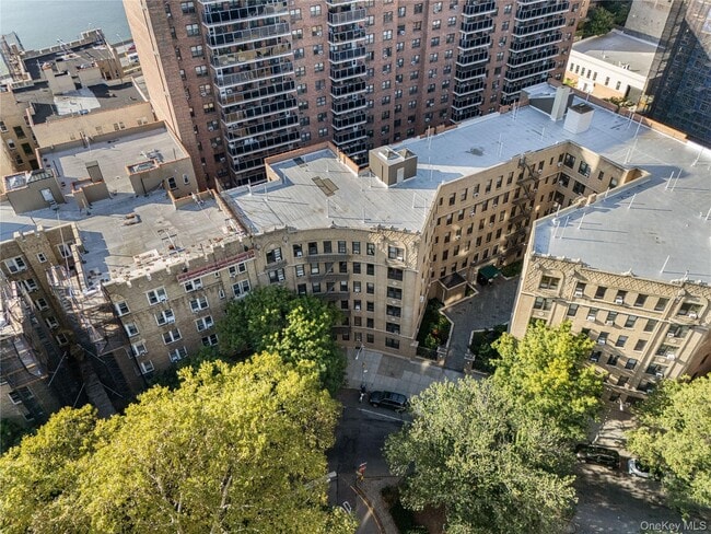 Foto del edificio - 779 Riverside Dr