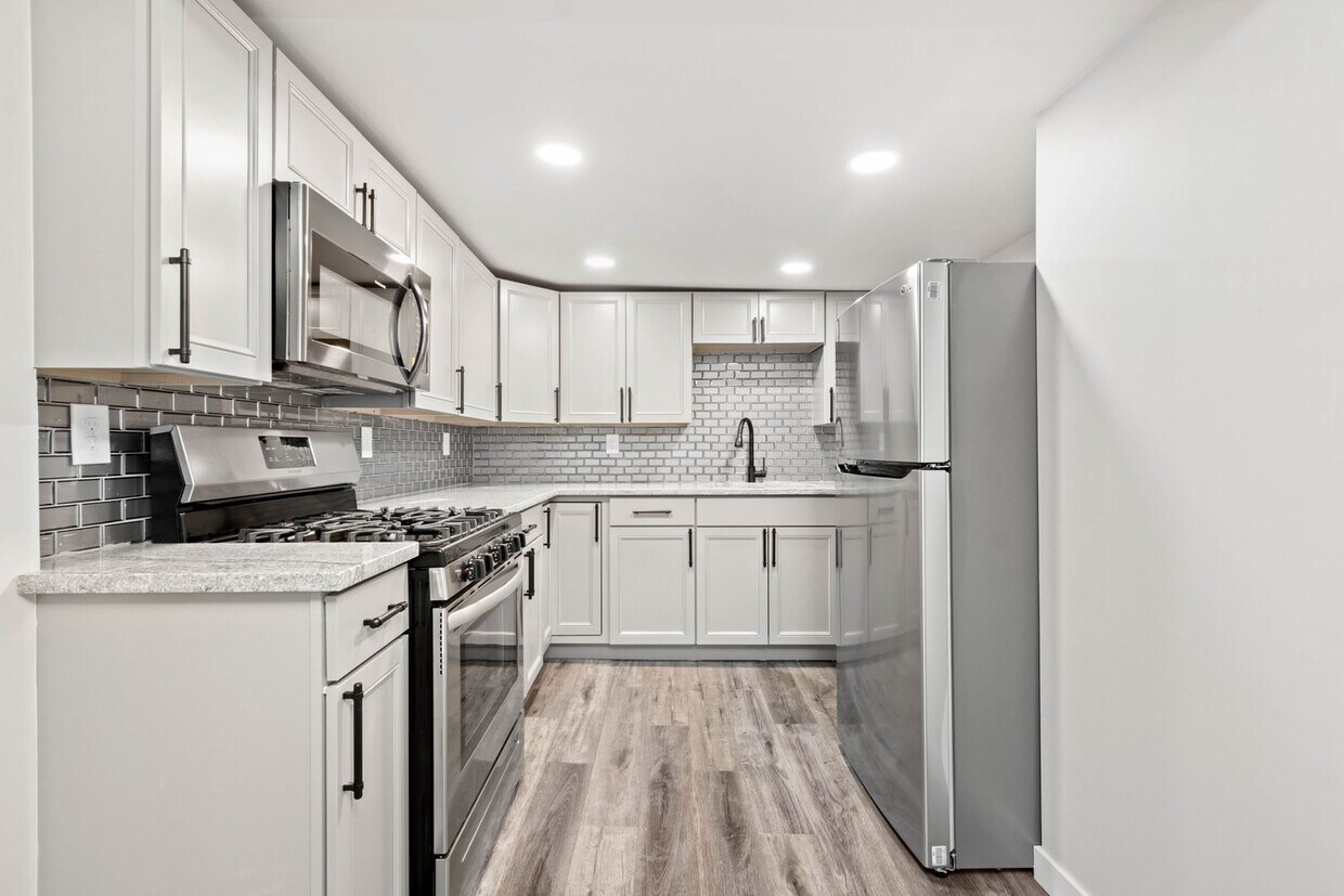 Primary Photo - SCORE 50% OFF 1ST MONTH'S RENT IF SIGNED BY DEC 12! Stunning 4 bedroom home in Mt. Washington ava...