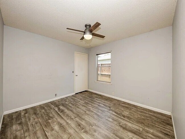 Foto del edificio - 3240 Bent Creek Dr