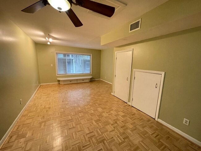 Building Photo - Sleek, Stylish 2br 2ba upper level condo in Chancellor Square, walking distance to Campus, downtown!
