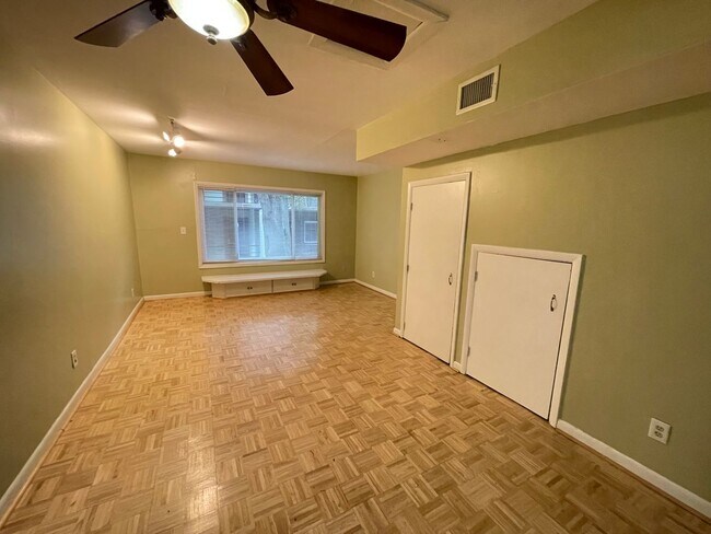 Foto del edificio - Sleek, Stylish 2br 2ba upper level condo in Chancellor Square, walking distance to Campus, downtown!