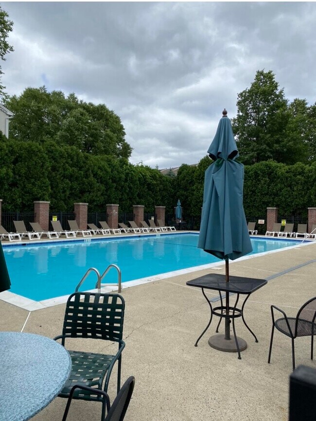 Foto del edificio - 106 Pebble Brook Dr