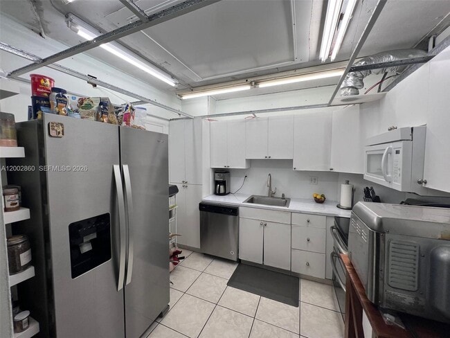 Building Photo - 300 Bayview Dr