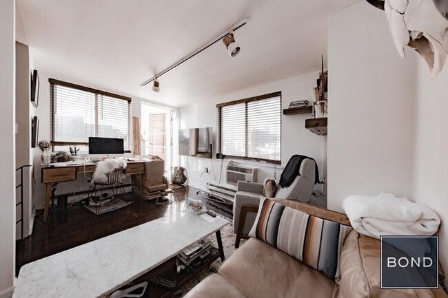 Foto del edificio - 319 E 8th St