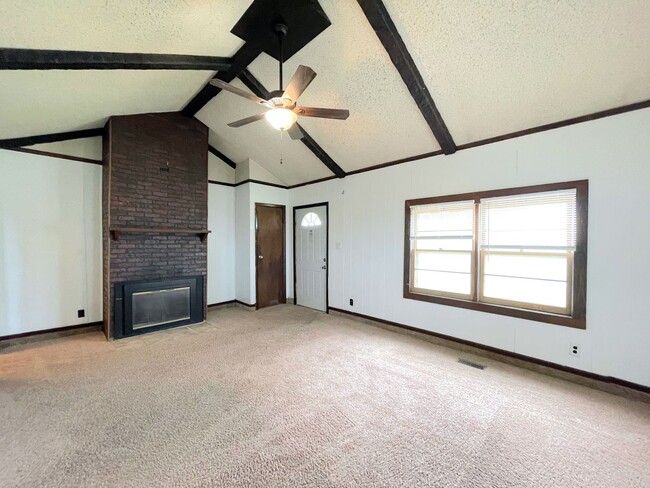 Building Photo - 3 Bed, 2 Bath in South Hutchinson