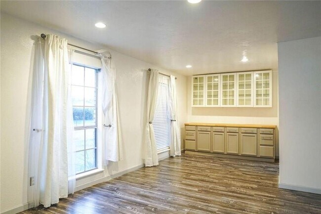 Foto del edificio - 3433 Rockcrest Dr