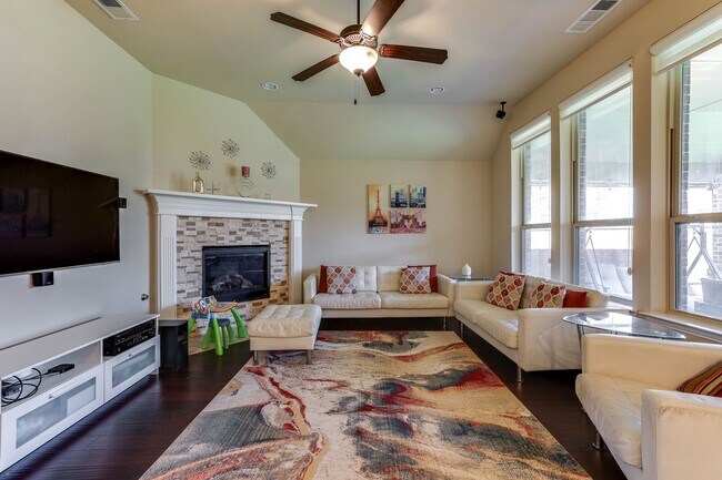 Foto del edificio - Discover this 3-bed, 2.5-bath home in the ...