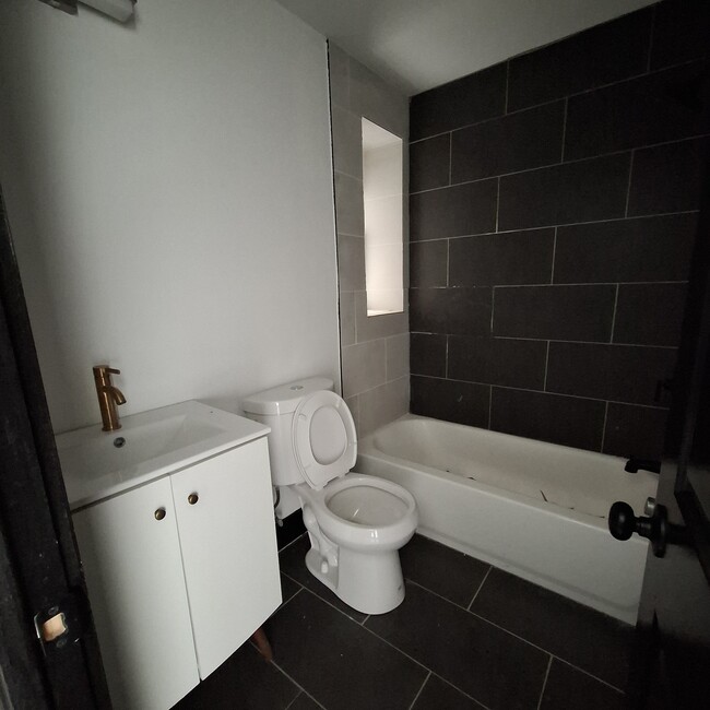 11 Thomas St 1C - 12 Thomas St