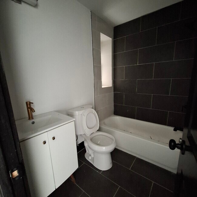 11 Thomas St 1C - 12 Thomas St