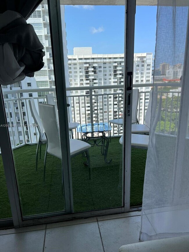 Foto del edificio - 18061 Biscayne Blvd