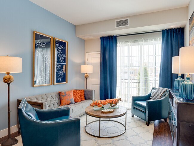 Elegante sala de estar - Everleigh Naperville 62+ Apartment Homes