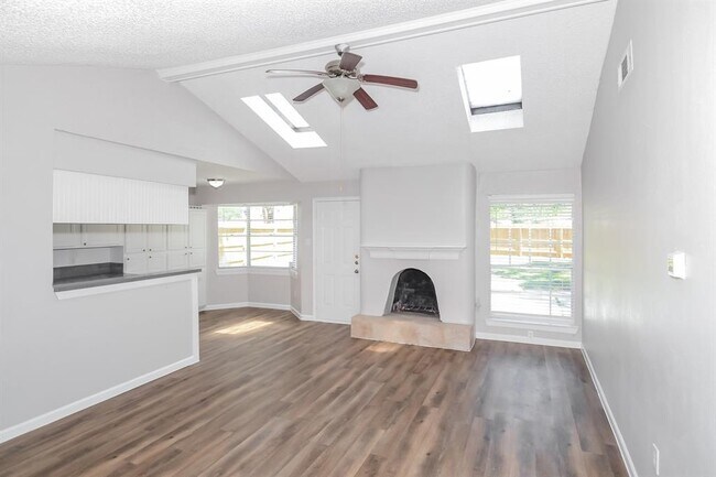 Foto del edificio - 8006 Parkglen Dr