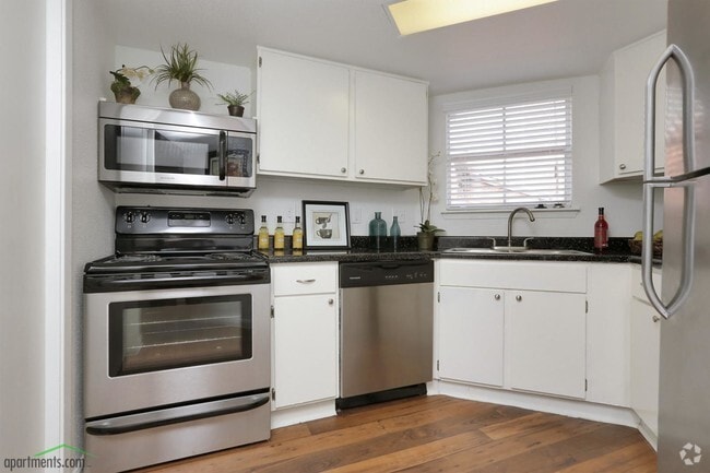 LARGE KITCHEN - Venetian Apartamentos Houston